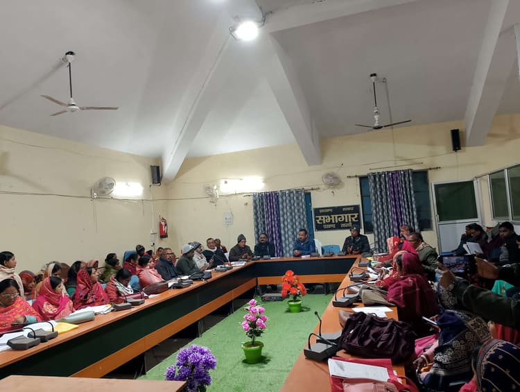 घरों पर लगाएं मकान नंबर का स्टीकर : बीडीओ