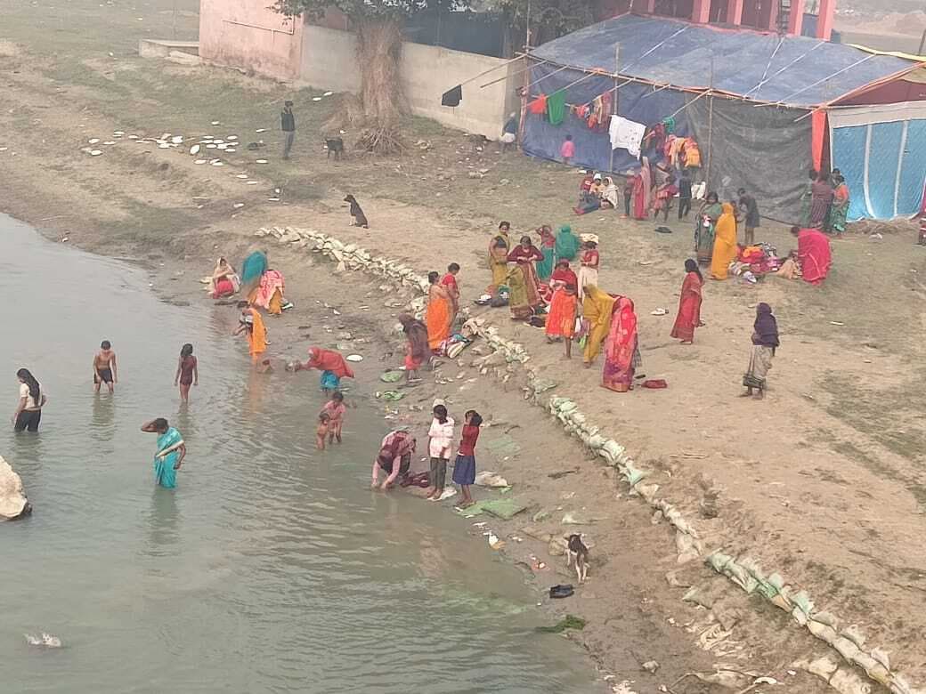 श्रद्धालुओं ने पौष पूर्णिमा पर कोशी की धारा में लगायी डुबकी