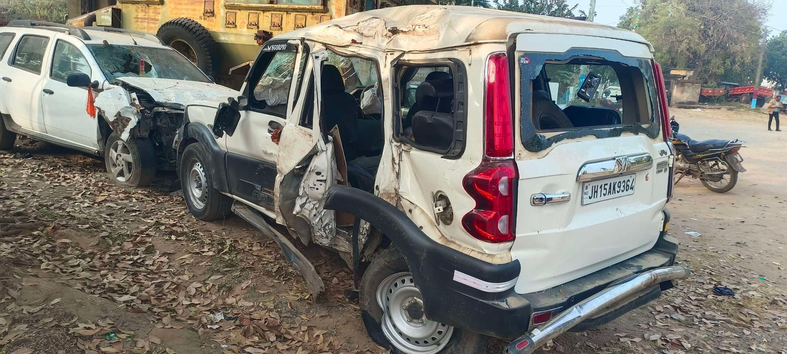 Deoghar News : अनियंत्रित स्कॉर्पियो पेड़ से टकरायी, तीन लोग घायल