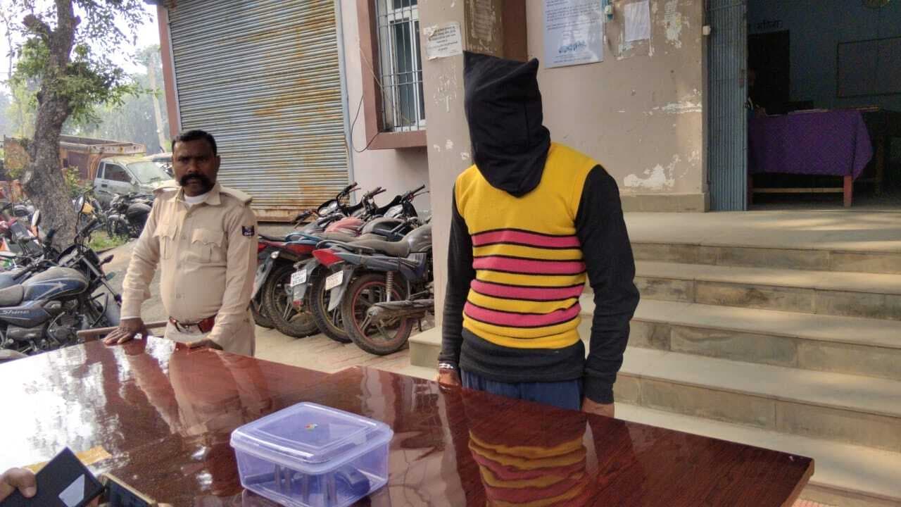 कट्टा व पांच जिंदा कारतूस के साथ युवक गिरफ्तार