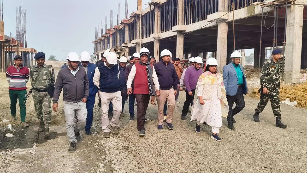 निर्माणाधीन मल्टी स्पेशलिस्ट अस्पताल का डीसी ने किया निरीक्षण, कहा