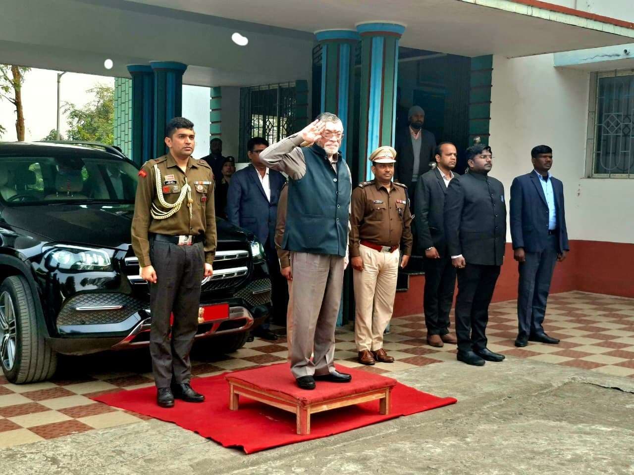 जामताड़ा में राज्यपाल को दिया गया गार्ड ऑफ ऑनर