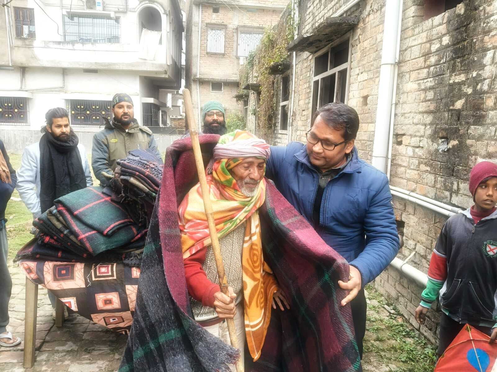 Samastipur News:जरूरतमंद व असहायों के बीच बांटे कंबल