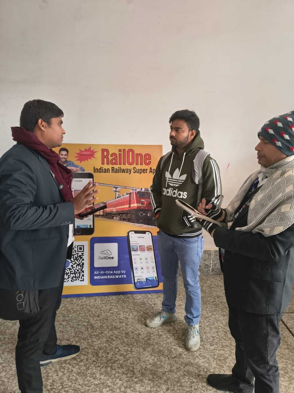 रेलवे स्टेशन पर कैशलेस टिकटिंग के लिए किया जागरूक