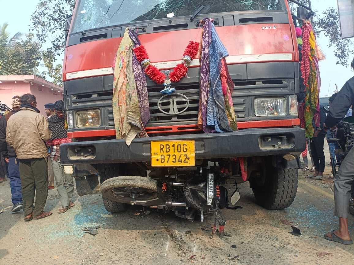 ट्रक की चपेट में आने से बाइक सवार महिला की मौत, सड़क जाम