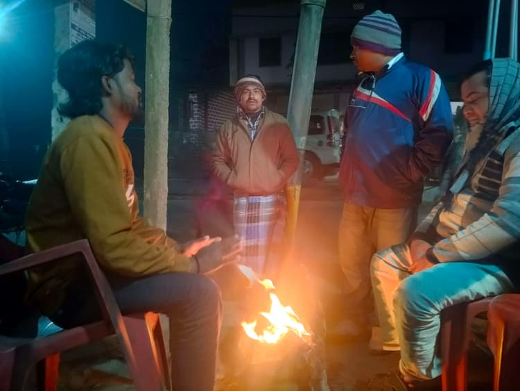 कड़ाके की ठंड में अलाव जलाकर राहत पा रहे लोग