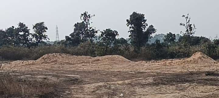 कारो में गरही नदी से बालू की अवैध तस्करी जारी