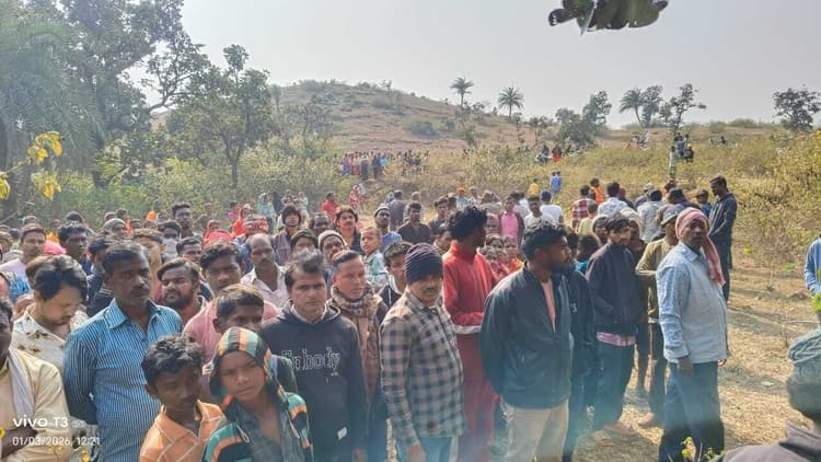 मधुपुर: पांच दिनों से लापता आदिवासी किशोरी का शव पेड़ में फंदे से लटकता मिला