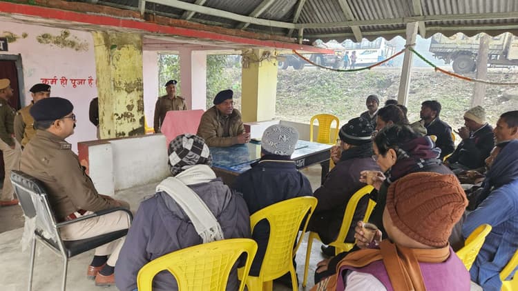भीमपुर थाना पर एसपी ने लोगों के साथ किया जनसंवाद