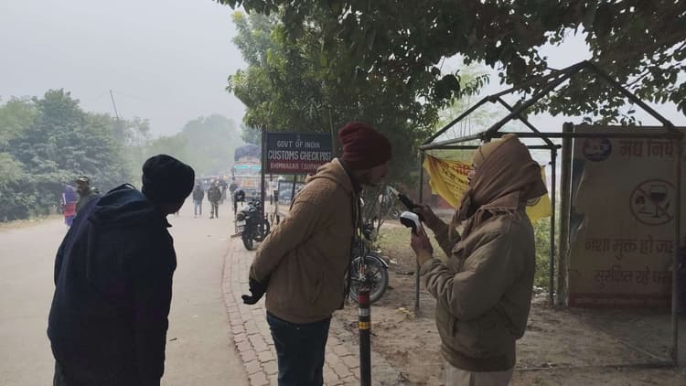 नेपाल से शराब पीकर लौट रहे पांच पियक्कड़ गिरफ्तार