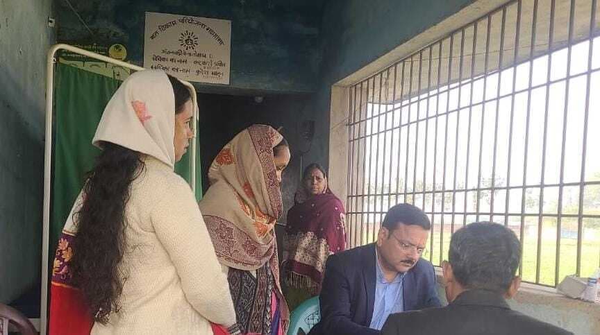 भू-अर्जन पदाधिकारी ने आयुष्मान आरोग्य मंदिर का किया निरीक्षण