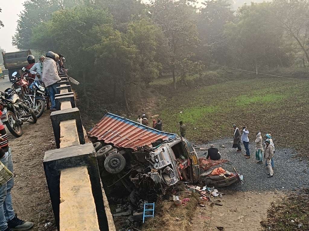 बनहरा पुल के समीप छर्री लदा हाइवा पुल के रेलिंग को तोड़ गिरा नीचे