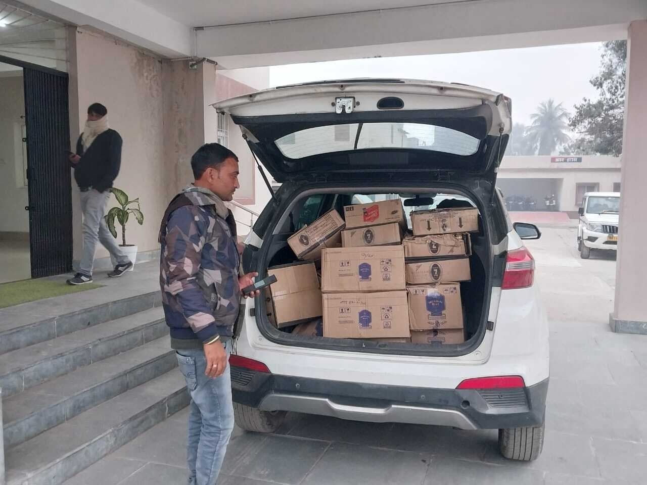 पुलिस ने शराब लदे कार को किया जब्त, तस्कर फरार