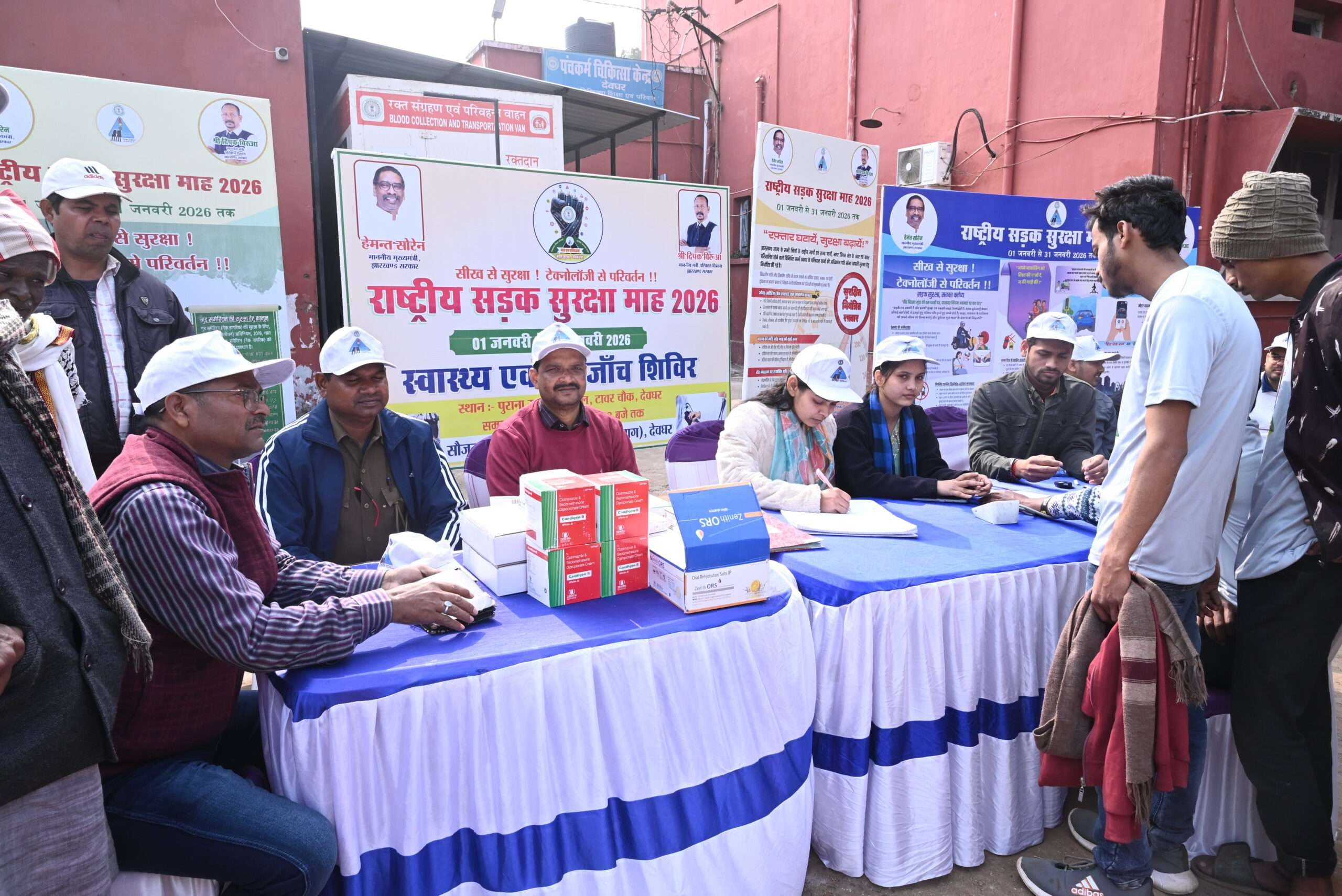 Deoghar news : सड़क दुर्घटनाओं को रोकना उद्देश्य, परिवहन विभाग ने वाहन चालकों की करायी स्वास्थ्य जांच