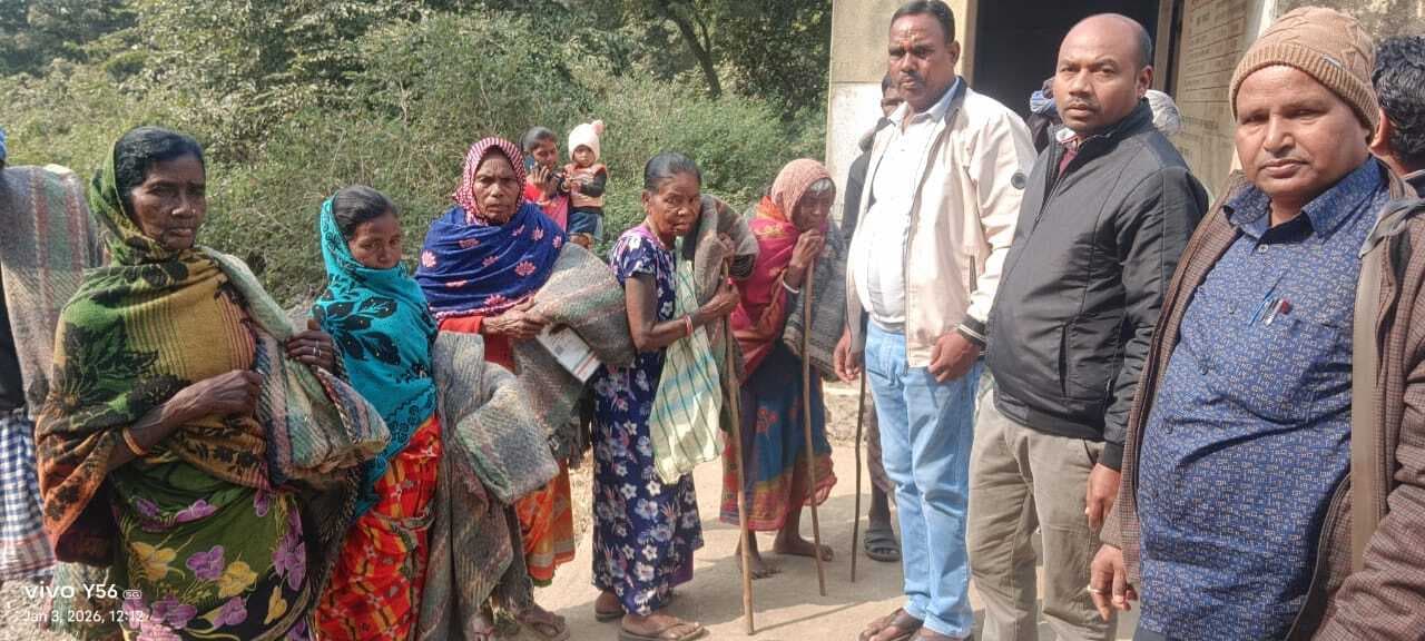 मारगोमुंडा : जरूरतमंदों के बीच कंबल का किया वितरण