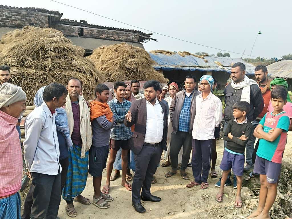 नाला निर्माण का विवाद सुलझाने गांव पहुंचे बीडीओ, ग्रामीणों के साथ की बैठक