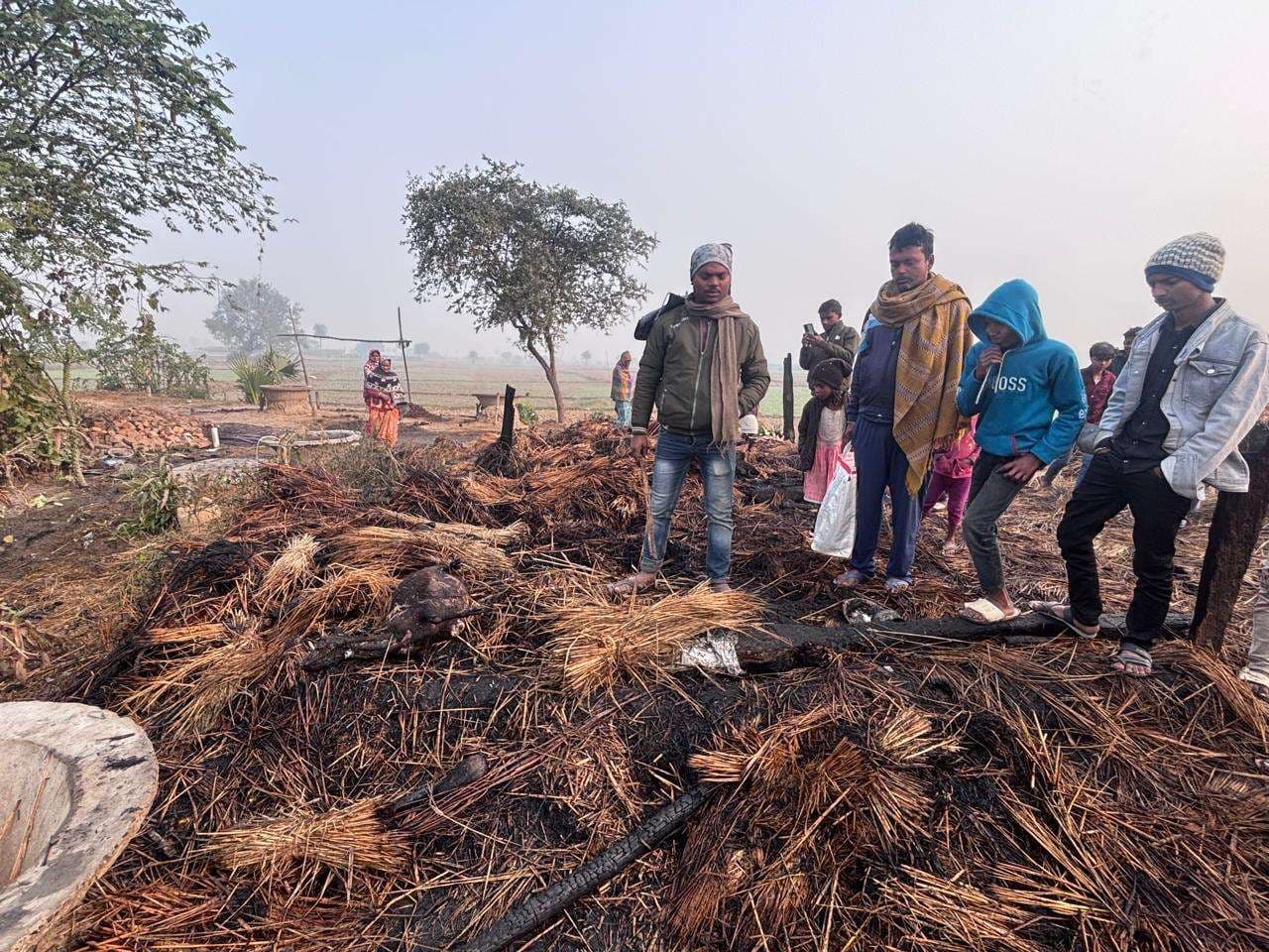 ऐठा गांव में आग लगने से एक घर जलकर हुआ राख मरी