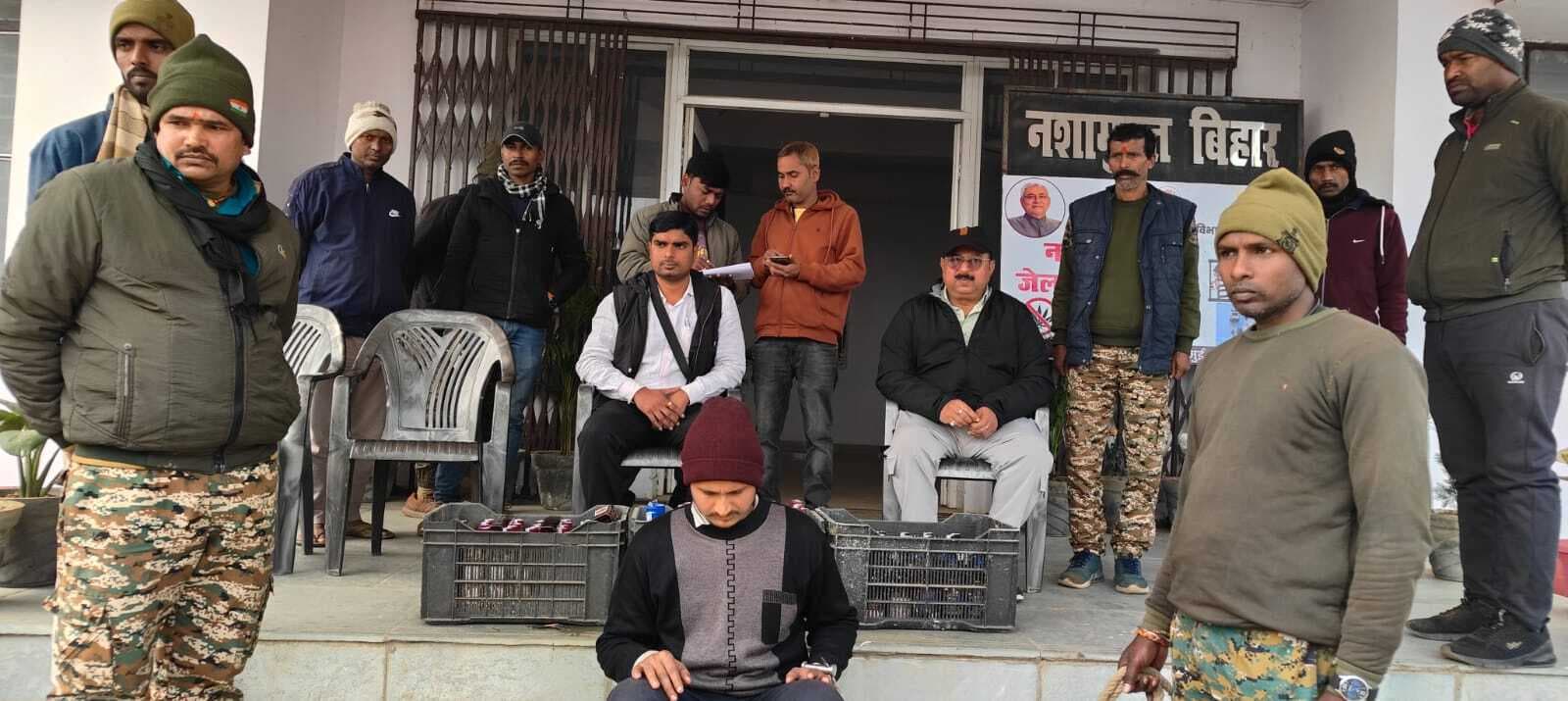 मैजिक वाहन से 105 बोतल शराब के साथ एक तस्कर गिरफ्तार