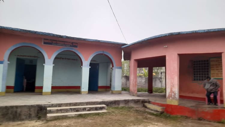 Madhubani News : ठंढ व कुहासे के कारण विद्यालय में छात्रों की उपस्थिति कम