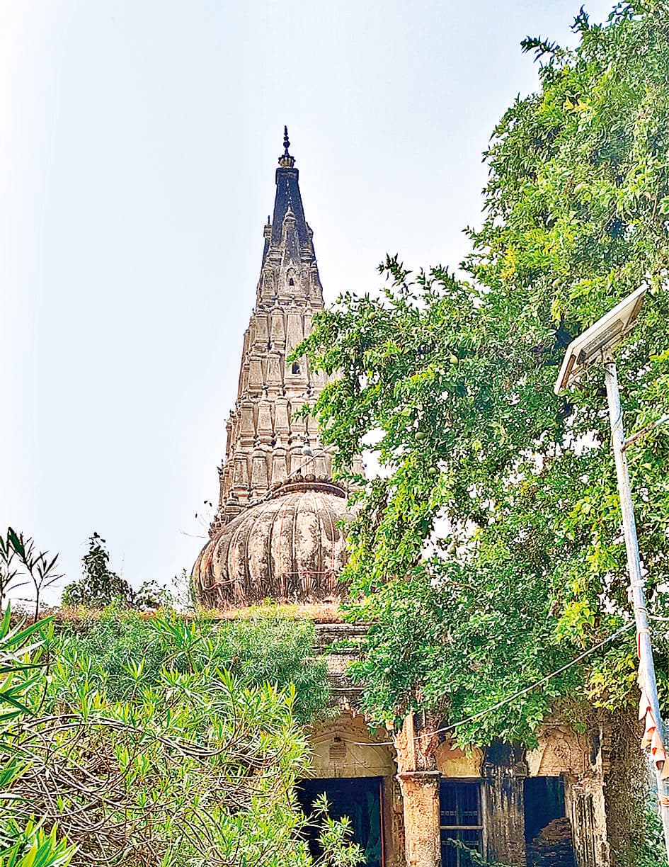 Gaya News : महाबोधि मंदिर से लगभग बराबर ऊंचाई वाला मंदिर बनता जा रहा खंडहर