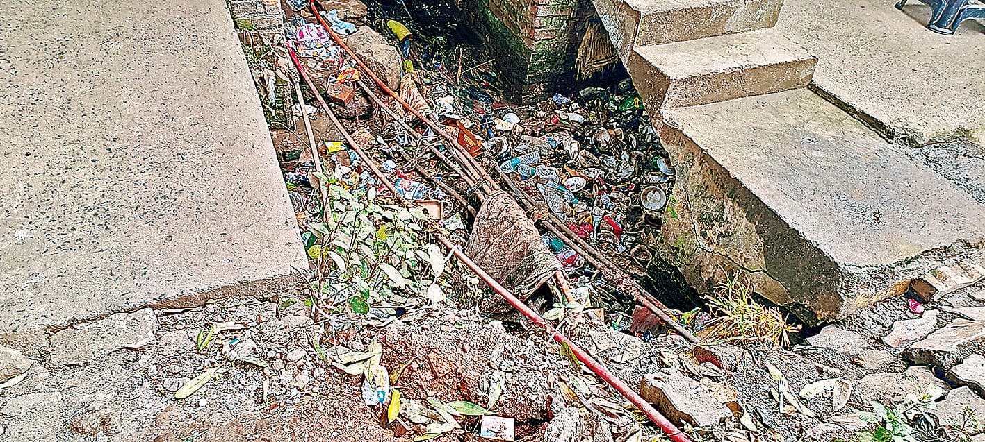 Gaya News : इंदौर की घटना के बाद भी नहीं खुली आंख, लीकेज के कारण घरों तक पहुंच रहा प्रदूषित पानी