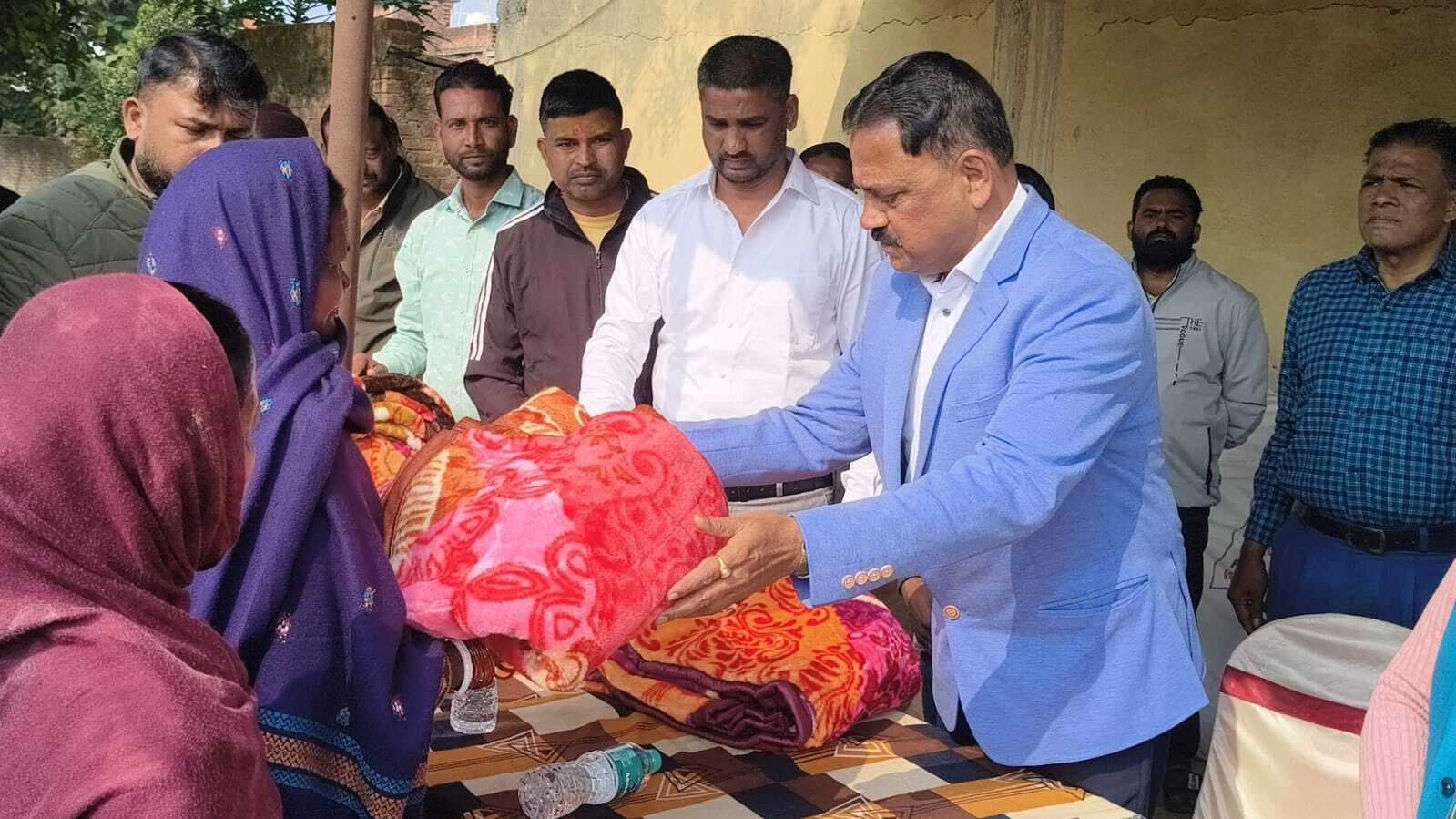 Giridih News: सामाजिक कार्यकर्ता ने किया 500 कंबलों का वितरण