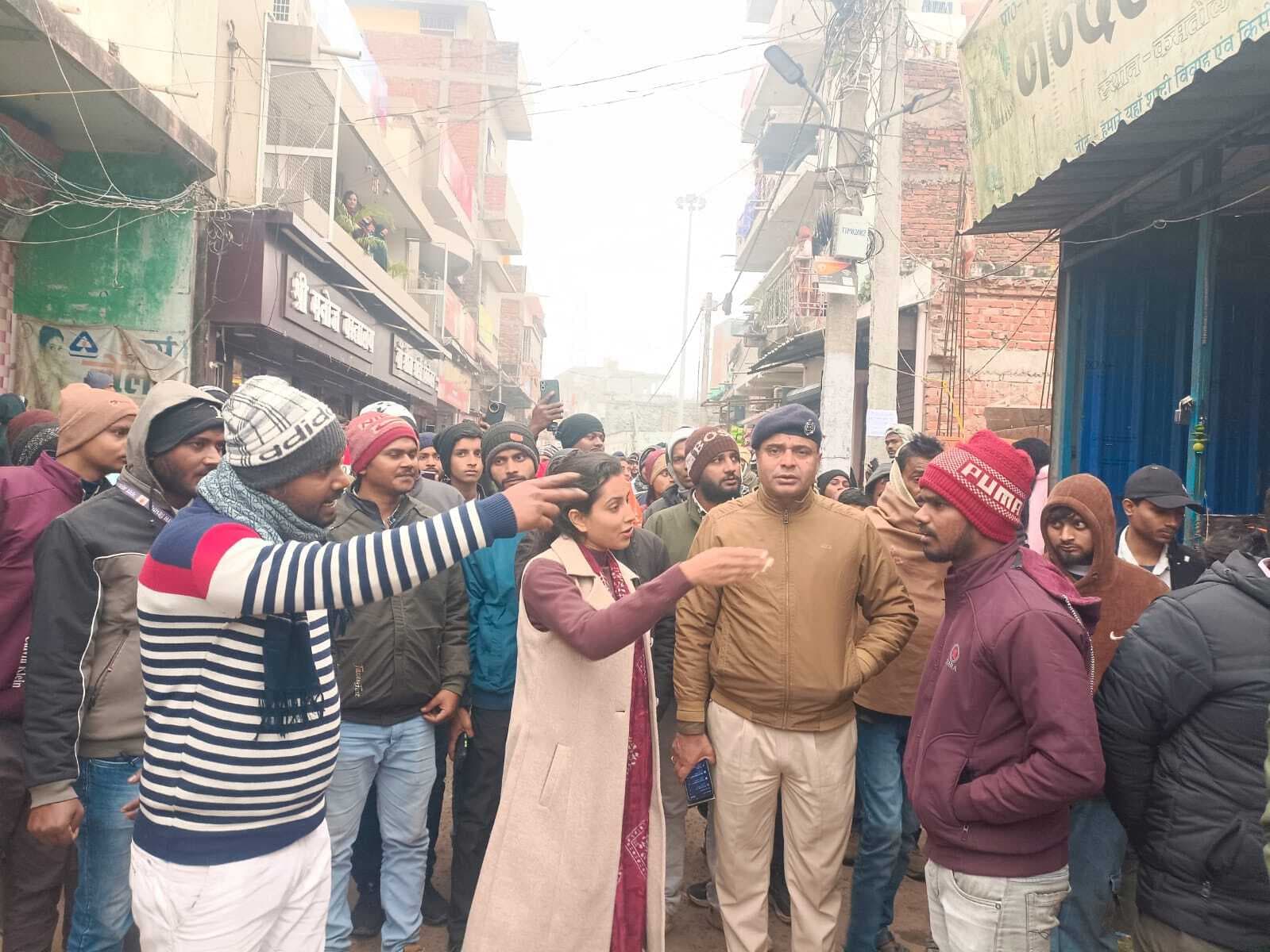 Darbhanga News : मुख्य बाजार में अतिक्रमण के खिलाफ प्रशासन ने चलाया बुल्डाेजर