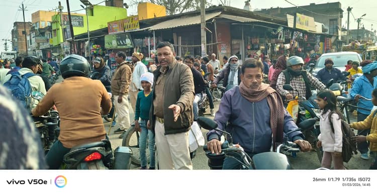 Giridih News: बेंगाबाद बाजार में जाम की समस्या से राहगीर परेशान