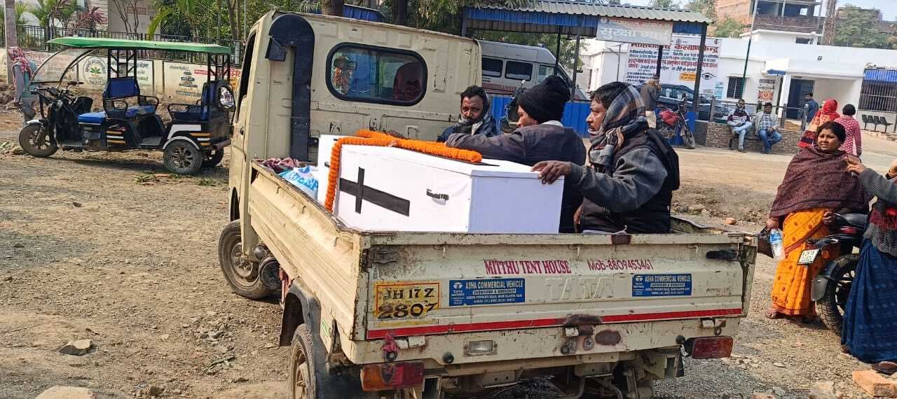 रिश्तेदार के घर लौट रही शिक्षिका की बाइक से गिरकर मौत