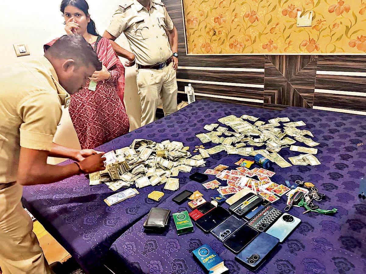 Sambalpur News :  होटल में चल रहे जुआ रैकेट का भंडाफाेड़, नौ जुआरी गिरफ्तार, लाखों की नकदी जब्त