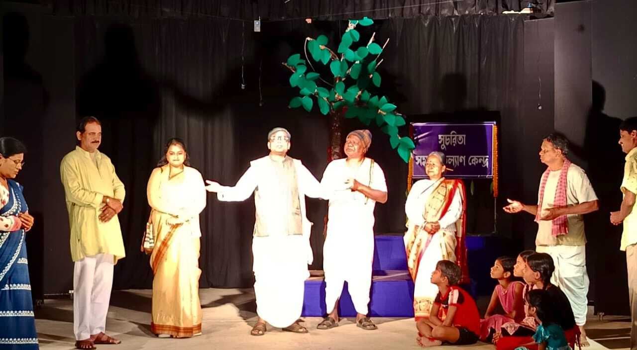 East Singhbhum News : बांग्ला नाटक ‘अपराह्नेर आलो’ का हुआ मंचन, दर्शकों ने सराहा