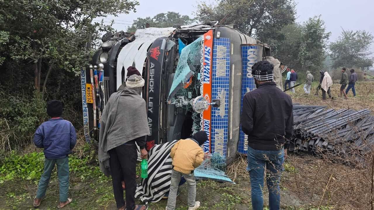 अनियंत्रित होकर ट्रक सड़क किनारे पलटा, चालक की मौत