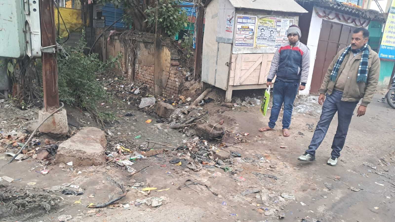 बस स्टैंड मुख्य गेट पर कूड़े का ढेर, खुला नाला और टूटती छत से यात्री हैं परेशान