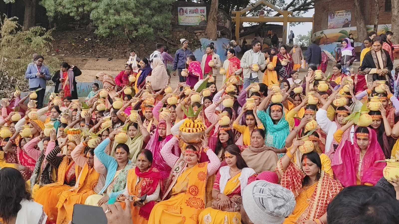 बस्तीपुर में गायत्री महायज्ञ व पंचकोशी साधना को लेकर निकली कलश शोभायात्रा