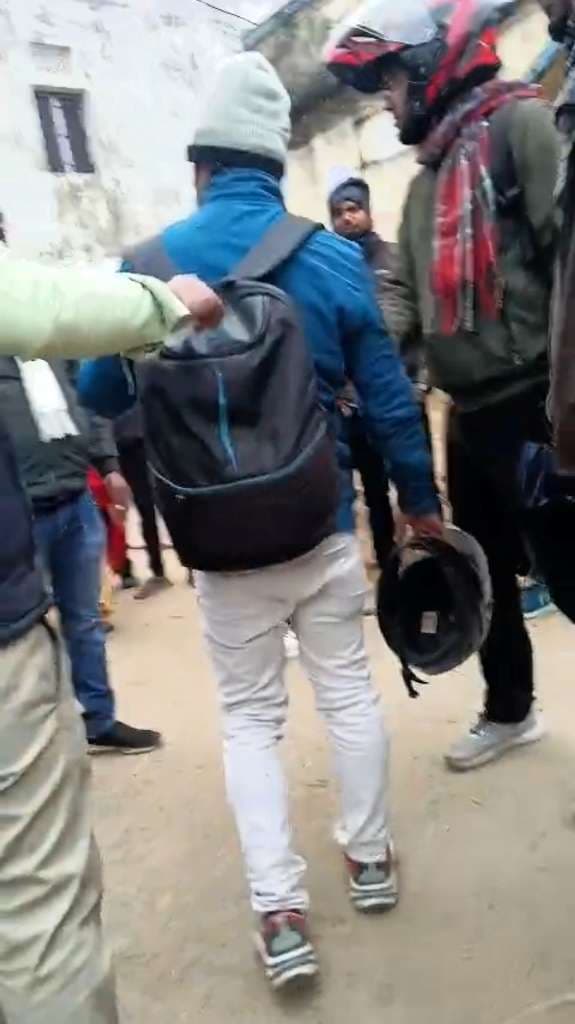 विशेष सर्वेक्षण के दौरान कर्मचारी को गोली मारने की धमकी का वीडियो वायरल