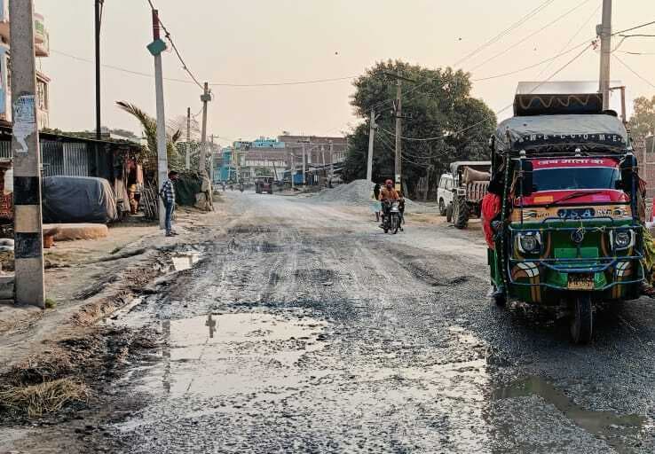 कुदरा-परसथूआ सड़क पर उभरे गड्ढे