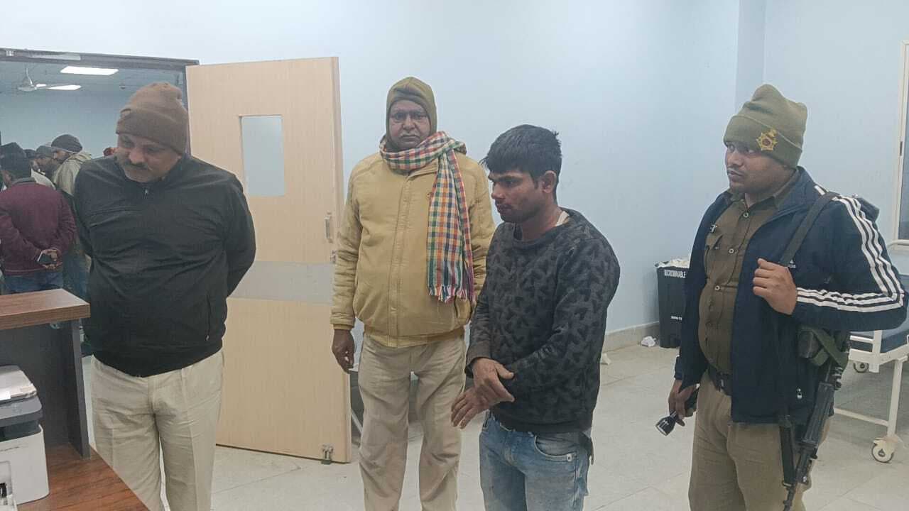 जादोपुर बाजार में युवतियों से बदतमीजी पर बवाल, ग्रामीणों ने युवक को पीटा