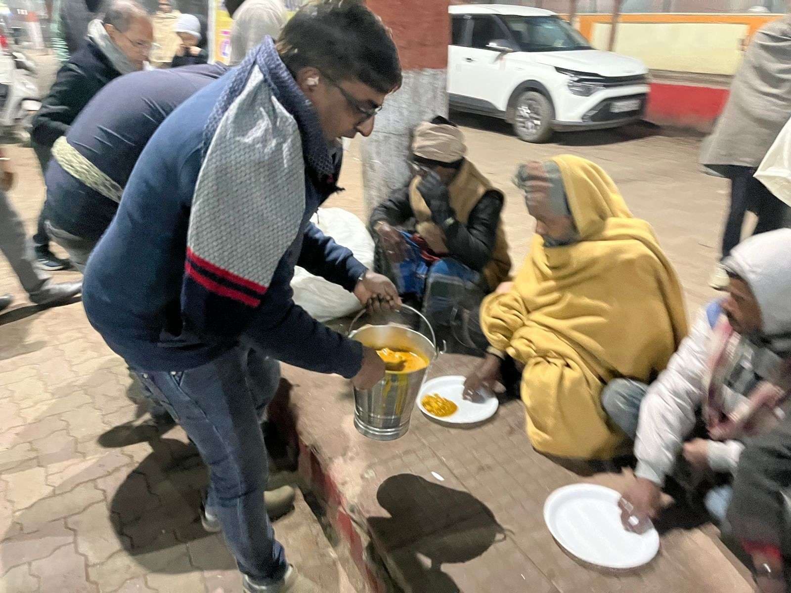 तीन सौ जरूरतमंदों के बीच किया भोजन वितरण