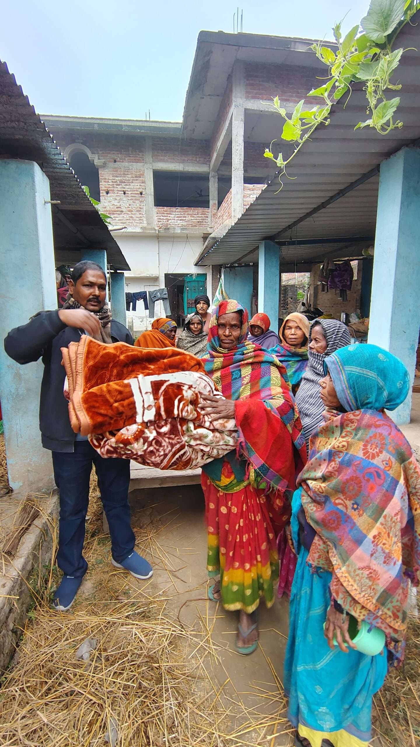 पुण्यतिथि पर गरीब-निसहायों के बीच कंबल वितरण