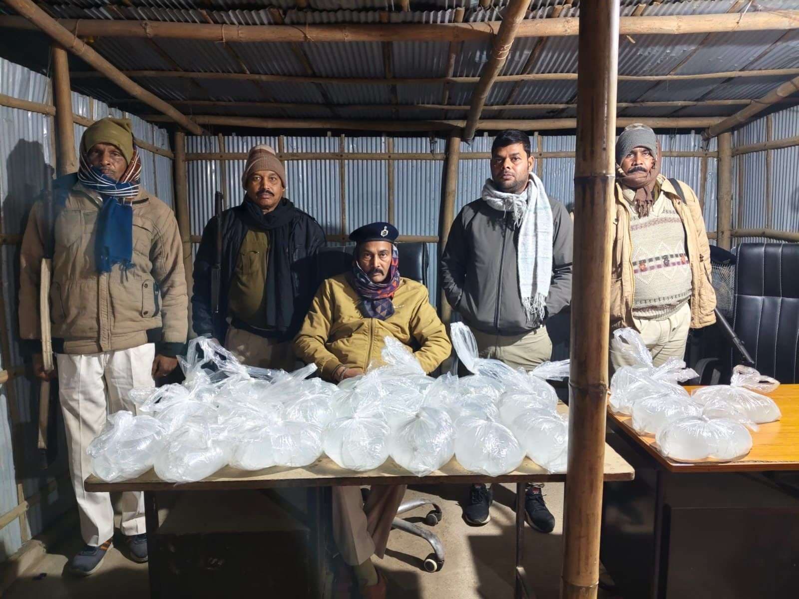 39 लीटर शराब के साथ तस्कर गिरफ्तार, दूसरा फरार