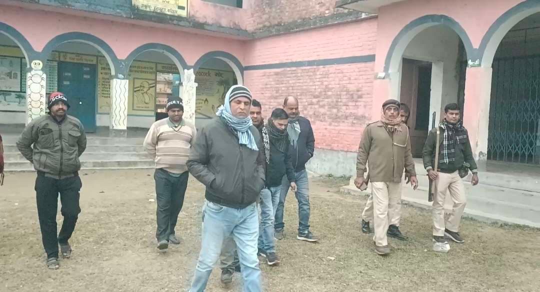 प्राथमिक विद्यालय गजिया व आंगनबाड़ी केंद्र में चोरों ने ताला तोड़ की चोरी