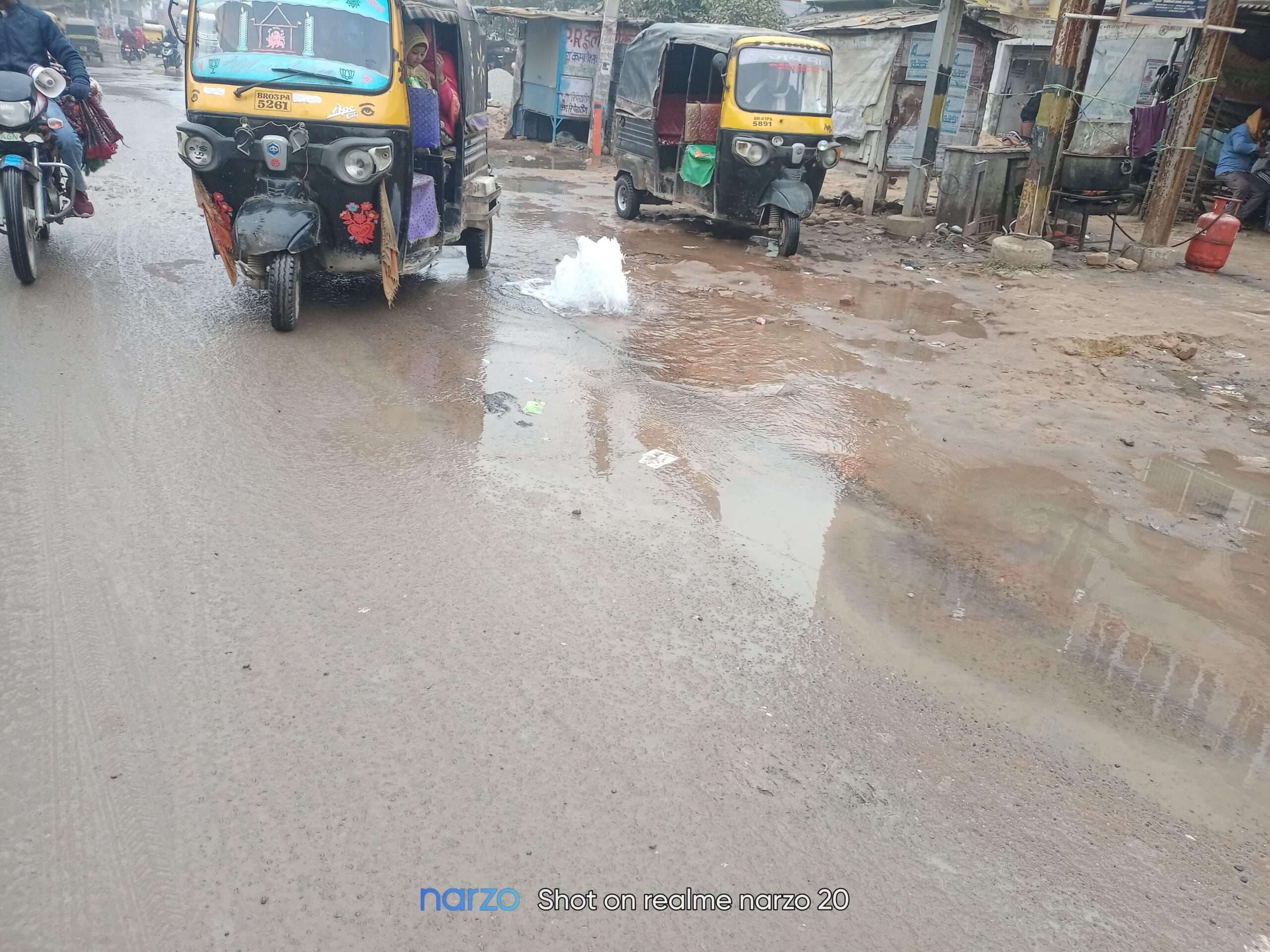 चंदवा मोड़ पर बह रहे पानी से आने-जाने में परेशानी