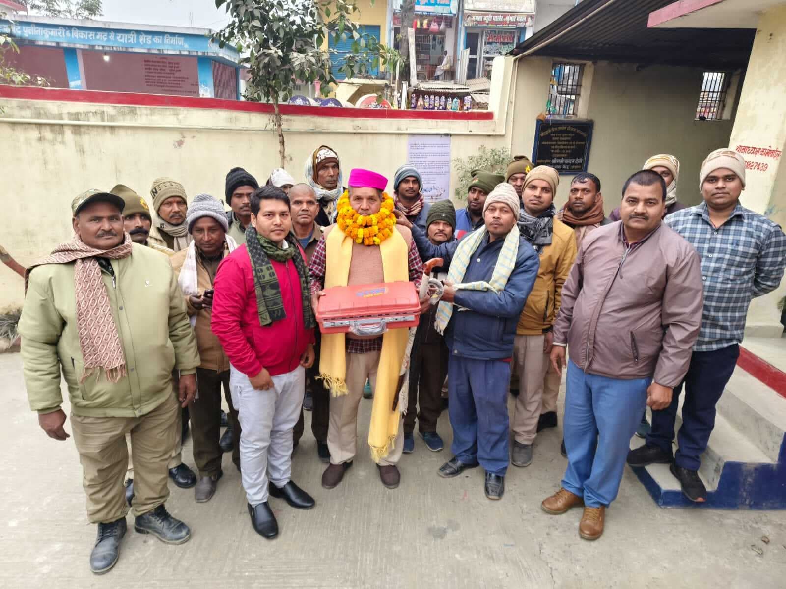 Samastipur News:सेवानिवृत्त चौकीदार को सम्मानपूर्वक किया विदा