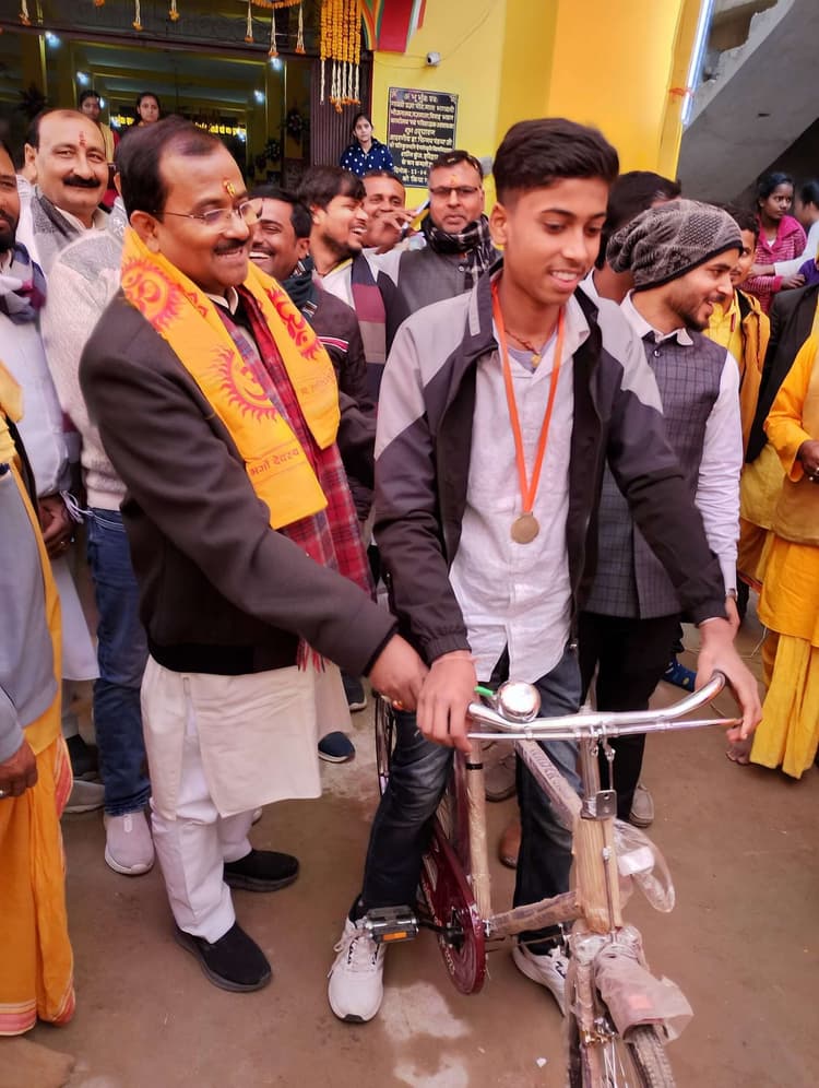 Samastipur News:बिथान गायत्री मंदिर में महायज्ञ संपन्न, मेधावी सम्मानित