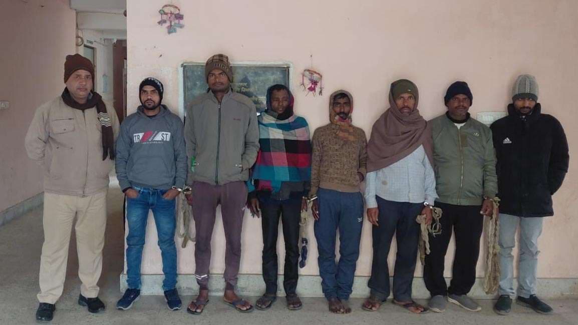 शराब के साथ चार तस्कर व  तीन शराबी गिरफ्तार