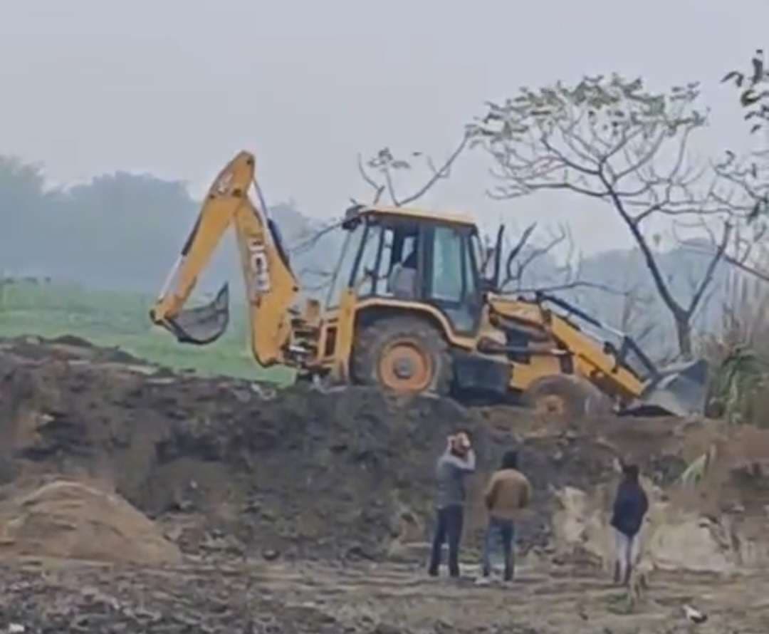 धोबीडांगा में अवैध मिट्टी खनन पर पुलिस की दबिश, जेसीबी जब्त