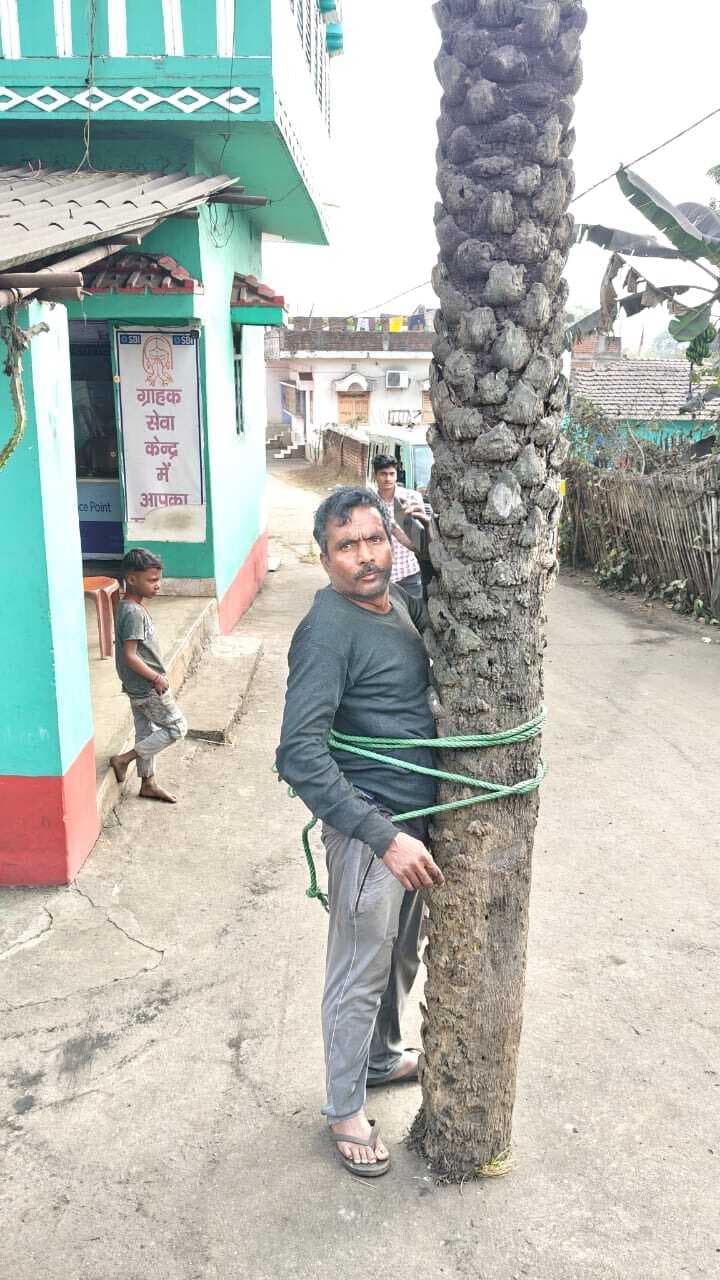 Accident : हाइवा ने कार में मारी टक्कर, चालक को पेड़ से बांधा, तीन घंटे किया रोड जाम