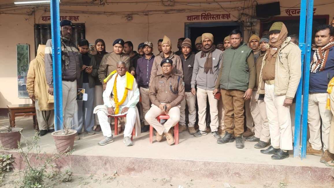 सेवाकाल पूर्ण होने पर चौकीदार चंदेश्वरी दास को थाना परिसर में दी गई भावभीनी विदाई