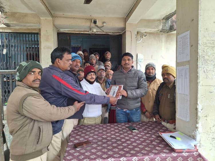 प्रमंडलीय सचिव ने थानाध्यक्ष को दी बधाई