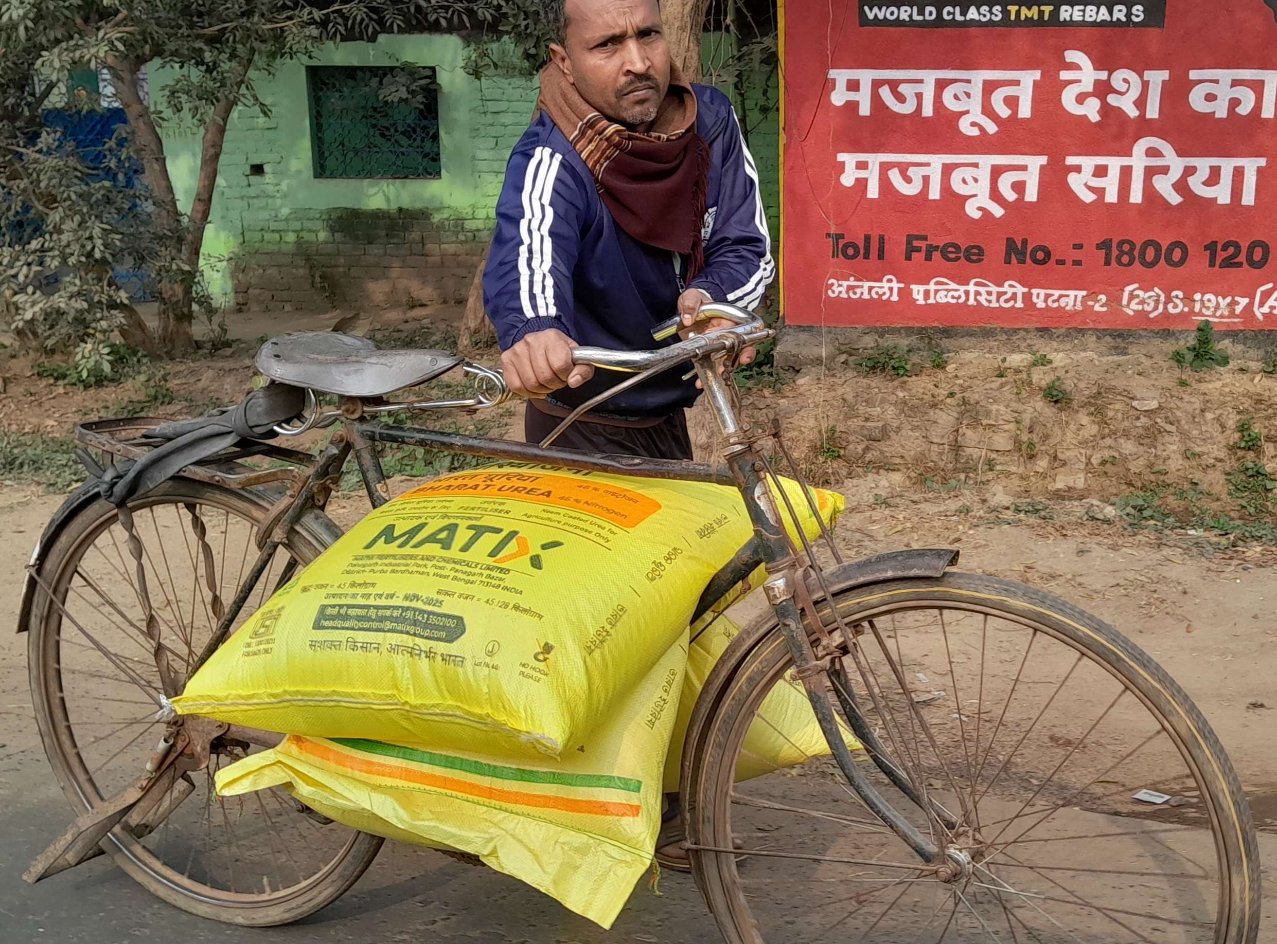 पंजवारा में बेखौफ हैं खाद माफिया, 380-400 में बेची जा रही 280 रुपये की यूरिया